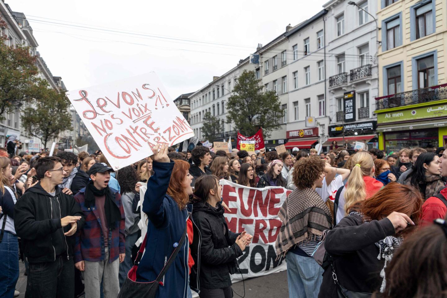 En Belgique, une manifestation massive à Bruxelles contre les coupes budgétaires du nouveau gouvernement fédéral