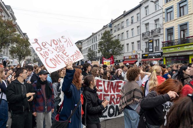 Des manifestants défilent à Bruxelles, en Belgique, le 14 octobre 2025.