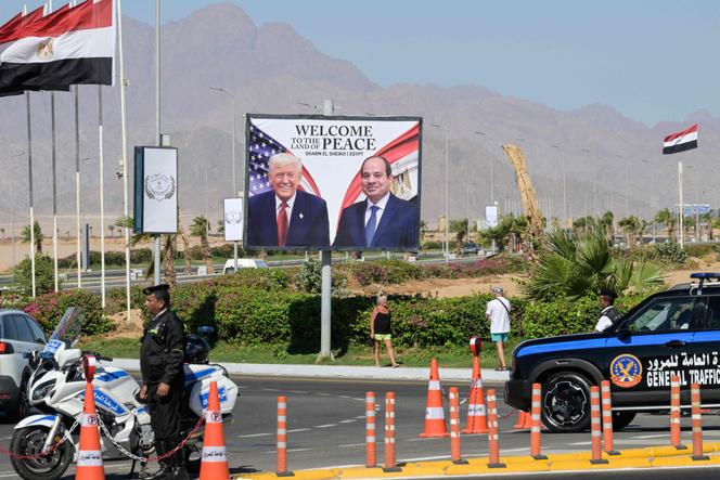 Les portraits des présidents américain et égyptien, Donald Trump et Abdel Fattah Al-Sissi, devant le centre des congrès où se tenait le sommet sur la paix, à Charm El-Cheikh (Egypte), le 13 octobre 2025.