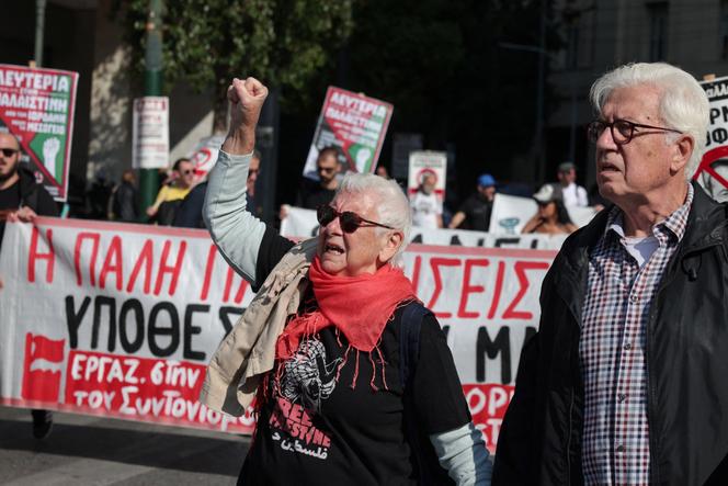 Lors d’une journée de grève, alors que le Parlement grec débat d’un projet gouvernemental visant à permettre aux employeurs de prolonger les heures de travail, à Athènes, le 14 octobre 2025. 