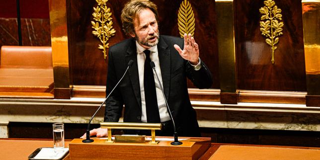 Sospensione della Riforma delle Pensioni in Francia: Reazioni e Possibili Impatti sulla Politica e sulla Società