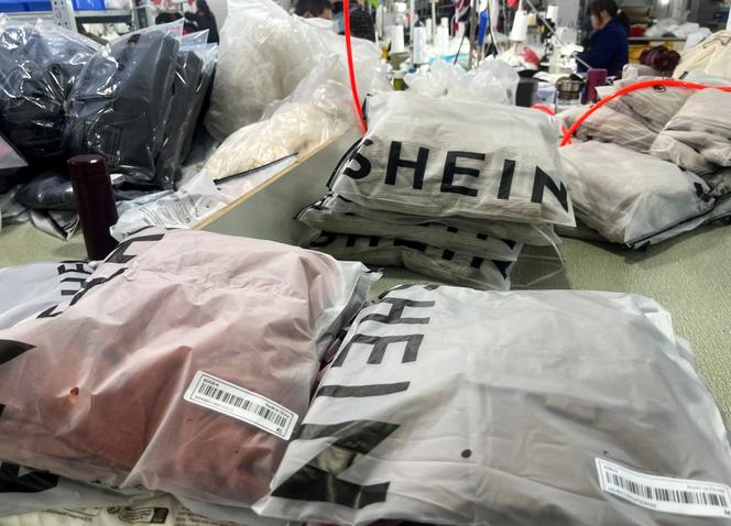 Des paquets de vêtements sont photographiés dans une usine de confection pour Shein à Guangzhou, dans la province du Guangdong, en Chine, le 1ᵉʳ avril 2025.