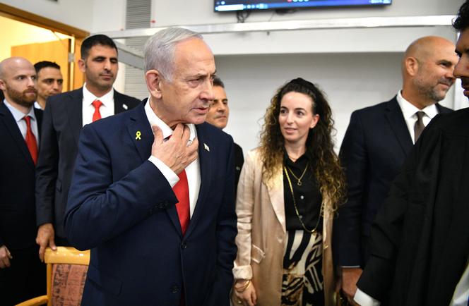 Le premier ministre israélien, Benyamin Nétanyahou, au tribunal de Tel-Aviv, le 15 octobre 2025.