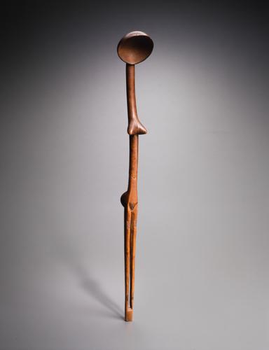 Cuillère anthropomorphe ukhezo, peuple zoulou, Afrique du Sud, XIXe, début du XXe siècle (bois, 54,5 cm x 7 cm x 7 cm).