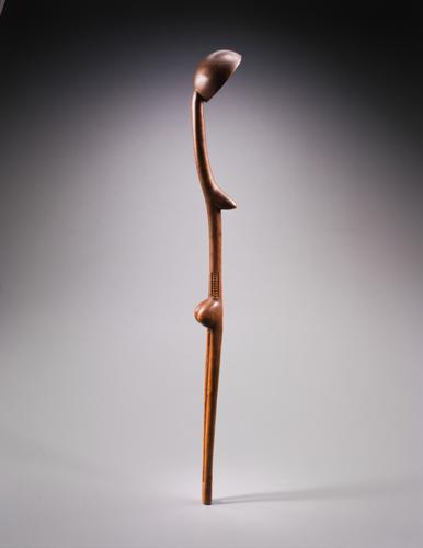 Cuillère anthropomorphe ukhezo, peuple zoulou, Afrique du Sud, XIXe, début du XXe siècle (bois, 54,5 cm x 7 cm x 7 cm).