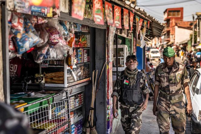 Des membres du corps d’armée des personnels et des services administratifs et techniques (Capsat), qui a annoncé, le 14 octobre, « prendre le pouvoir » à Madagascar, dans une rue d’Antananarivo, le 15 octobre 2025.