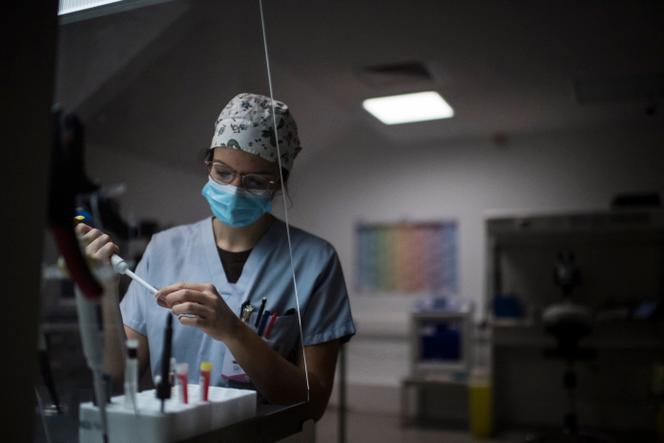Un membre du personnel du laboratoire prépare son matériel pour une procédure de procréation médicalement assistée (PMA), au centre de fertilité du groupe hospitalier Diaconesses-Croix-Saint-Simon, à Paris, le 25 octobre 2022.