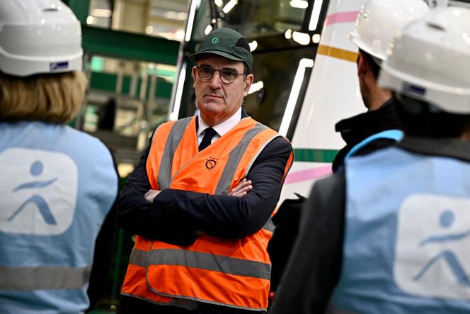 Jean Castex, lors d’une visite d’un centre technique du futur métro 19, à Bobigny (Seine-Saint-Denis), le 14 février 2025.