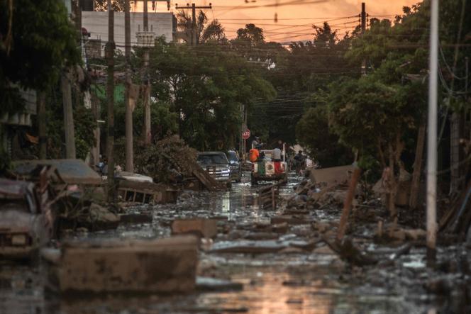 Des bénévoles à bord d’une camionnette distribuent de l’aide humanitaire aux habitants touchés par les inondations, dans le quartier de Las Granjas, à Poza Rica (Mexique), le 14 octobre 2025.