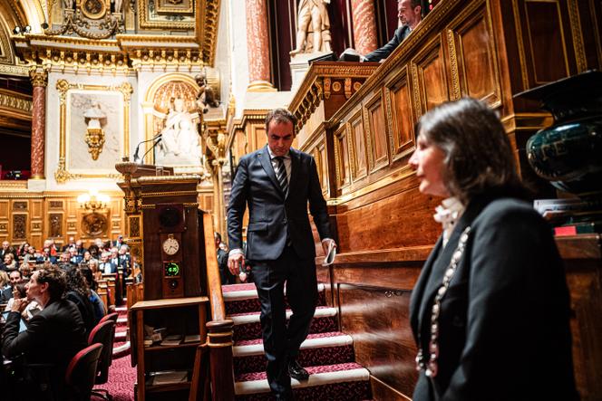 Le premier ministre, Sébastien Lecornu, descend de la tribune à l’issue de sa déclaration de politique générale au Sénat, à Paris, le 15 octobre 2025.