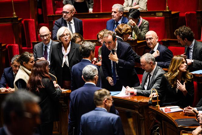 Le président du groupe Ensemble pour la République, Gabriel Attal, discute avec le premier ministre, Sébastien Lecornu, avant la déclaration de politique générale à l’Assemblée nationale, à Paris, le 14 octobre 2025.