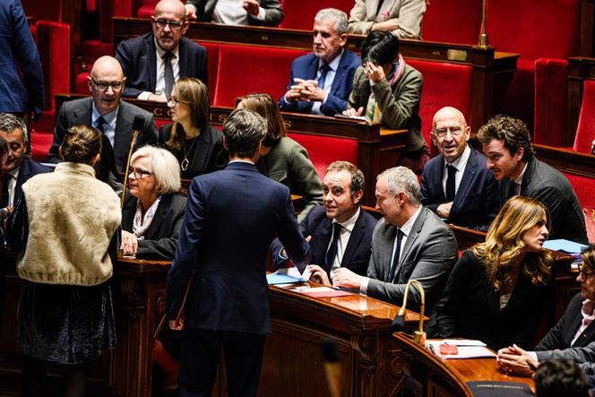 Le président du groupe Ensemble pour la République, Gabriel Attal, discute avec le premier ministre, Sébastien Lecornu, avant la déclaration de politique générale à l’Assemblée nationale, à Paris, le 14 octobre 2025.