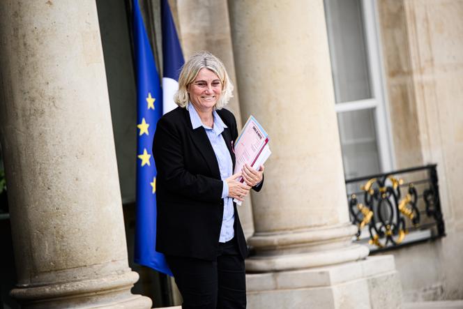 La ministre de la santé, des familles, de l’autonomie et des personnes handicapées, Stéphanie Rist, à l’issue du conseil des ministres au palais de l’Elysée, à Paris, le 14&nbsp;octobre 2025.