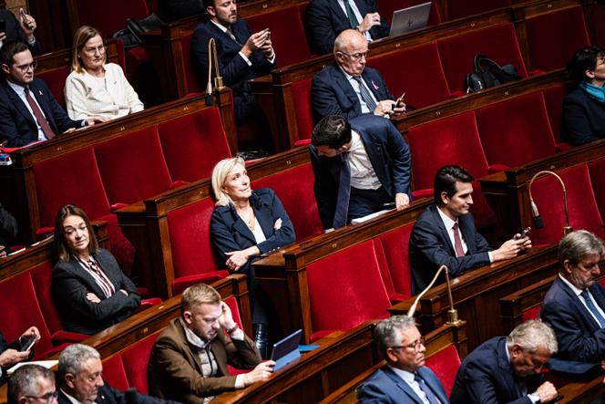 La présidente du groupe RN, Marine Le Pen, et le député du parti d’extrême droite, Jean-Philippe Tanguy (Somme), lors de la séance des questions au gouvernement, à l’Assemblée nationale, à Paris, le 15 octobre 2025.