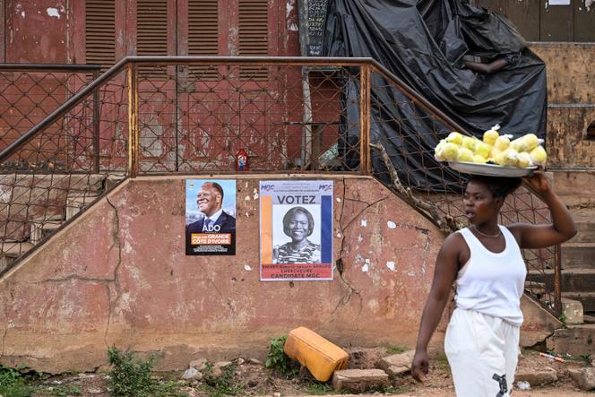 Des affiches électorales à Gouméré, dans l’est de la Côte d’Ivoire, le 14 octobre 2025.