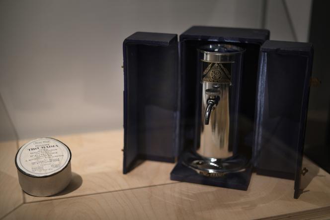 La fontaine à eau irradiée et la crème Tho-Radia, qui contient du thorium et du radium. « Selon la formule du docteur Alfred Curie », qui n’a aucun lien de parenté avec Marie Curie, à l’exposition « Flops », au Musée des arts et métiers, à Paris.