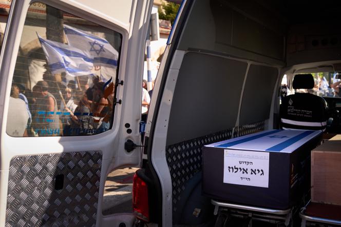 Le cercueil de l’otage Guy Illouz, dont la dépouille a été restituée à Israël dans le cadre du cessez-le-feu entre l’Etat hébreu et le Hamas, à Rishon LeZion (Israël), le 15&nbsp;octobre 2025. 