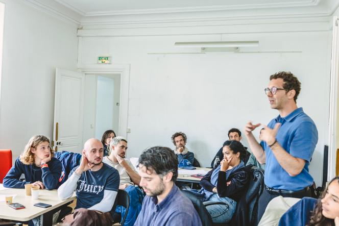 Session de formation de l’équipe du film « Abracadabra », avec Romain Duris (au fond), à Paris, début octobre 2025.