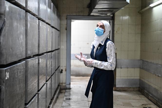 Sara Melhem, dans la principale chambre froide de l’hôpital universitaire Al-Mouassat, à Damas, le 17 septembre.