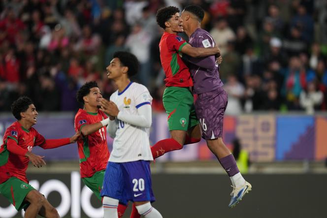 Les joueurs marocains célèbrent leur qualification après que le gardien Abdelhakim El Mesbahi a repoussé le tir au but de Djylian N’Guessan (maillot blanc), à Valparaiso (Chili), le 15 octobre 2025.