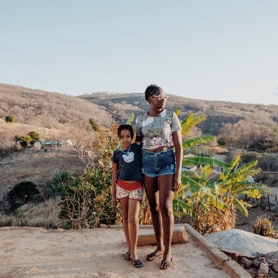 Lauane Vitoria Santos Vieira (à gauche) et Kailane Alves de Souza, au quilombo Moco dos Pretos (Brésil), le 2 octobre 2025.