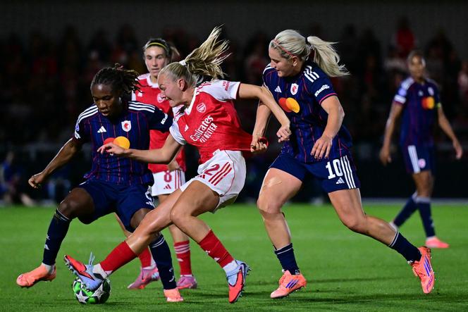 L’OL Lyonnes contre l’équipe d’Arsenal lors du match à Meadow Park, à Borehamwood (Angleterre), le 7 octobre 2025.