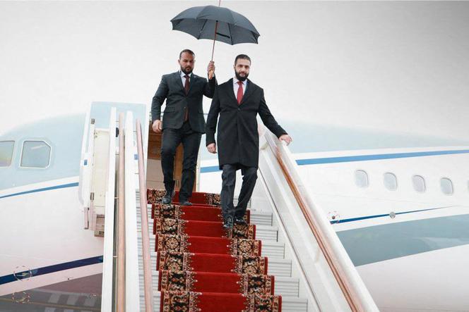Ahmed Al-Charaa, président syrien de transition, lors de son arrivée à Moscou, le 15 octobre 2025.