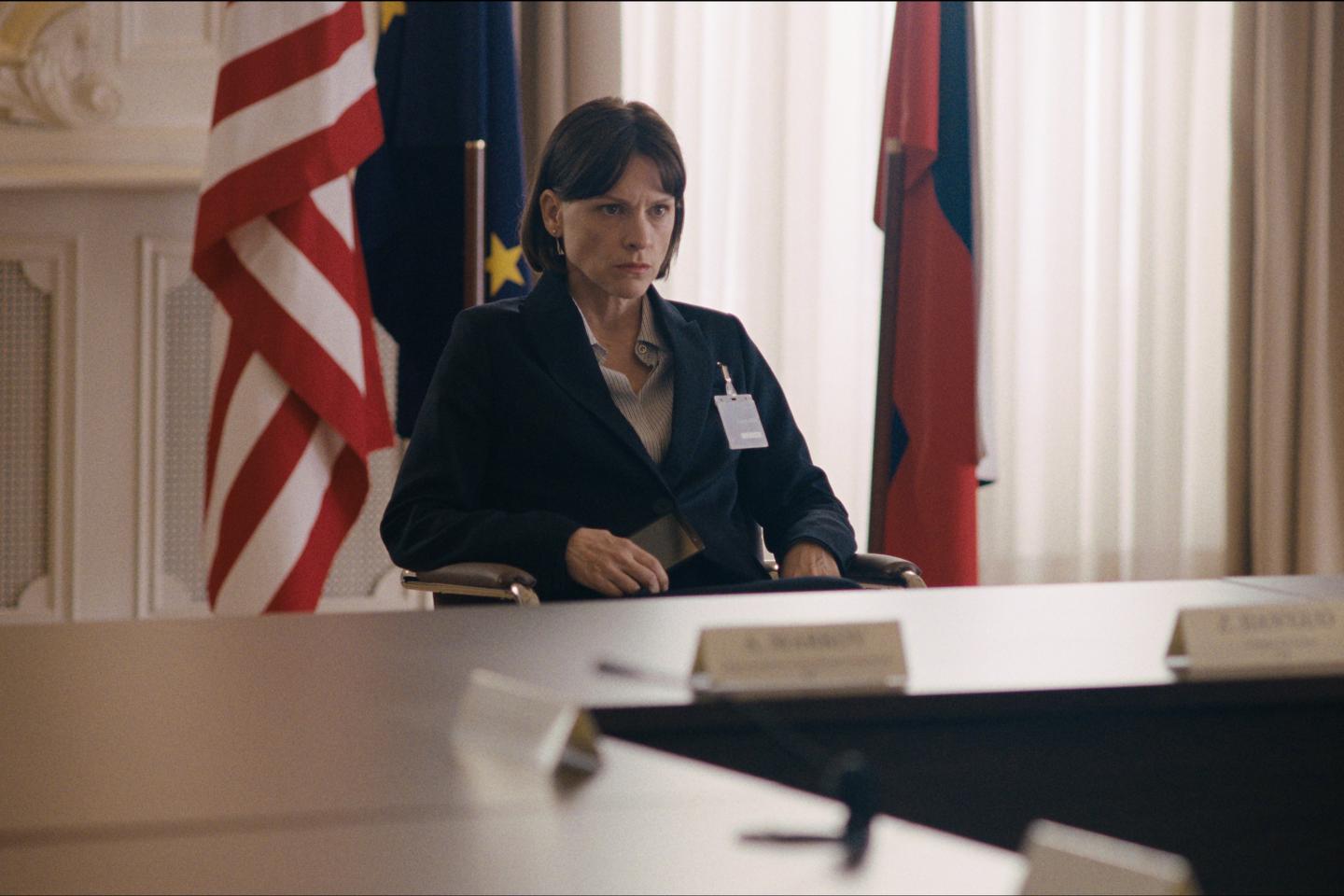 Dans la sÃ©rie Â«Â The DealÂ Â», Veerle Baetens se fait diplomate sans rien perdre de sa...