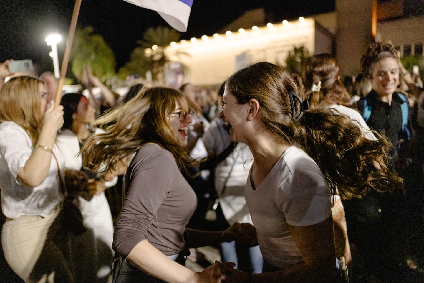 En Israël, la joie du retour des otages, l’attente des corps des victimes et les doutes sur l’avenir de la paix : « Notre cœur est brisé durablement »
