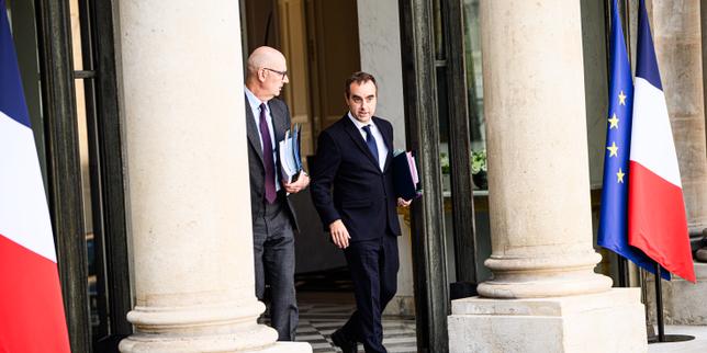 Moody's keeps France's credit rating but places it on negative outlook