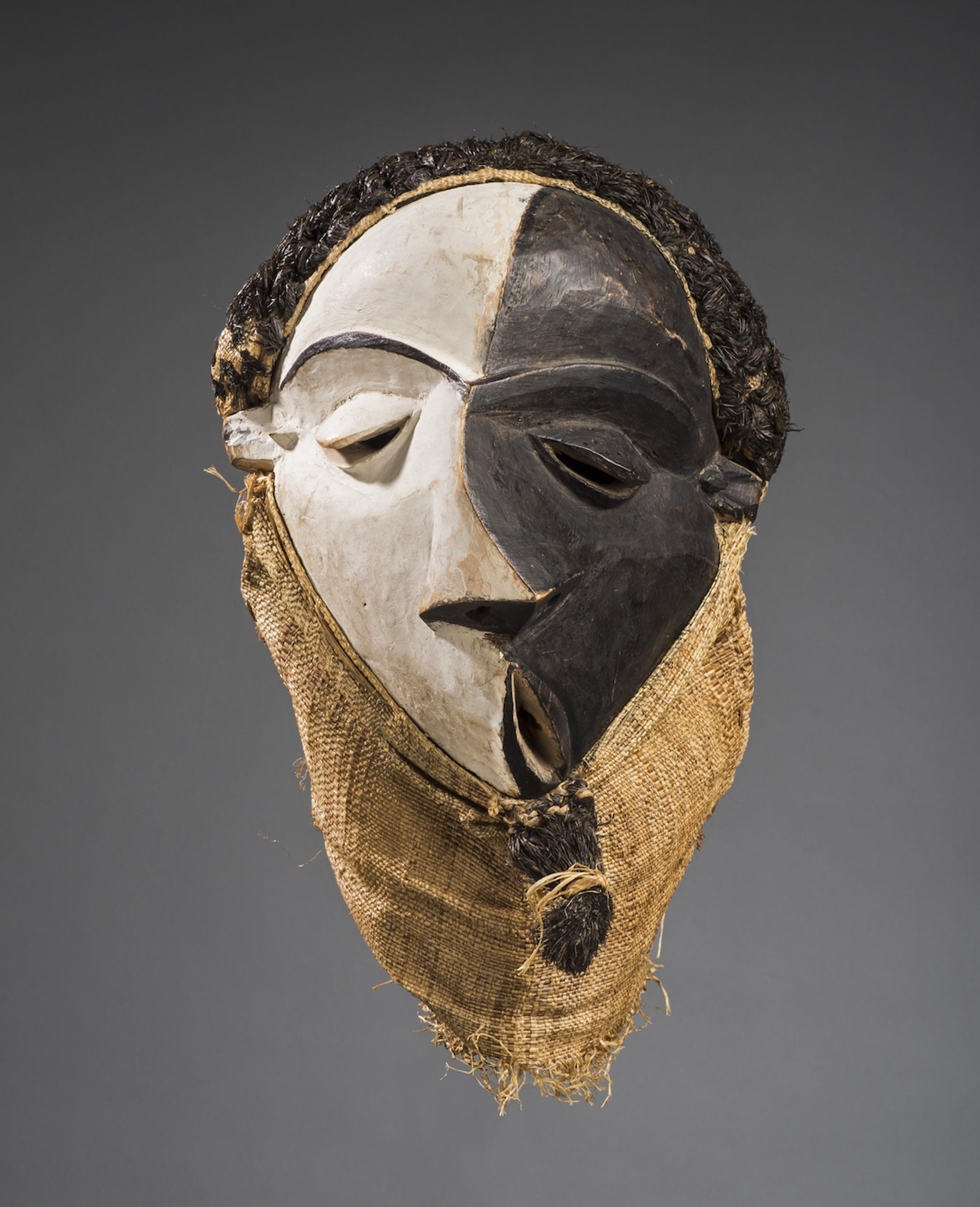 Mbangu yüz maskesi, Demokratik Kongo Cumhuriyeti (DRC), 20. yüzyıl (ahşap, pigmentler ve lifler, 26,6 cm x 22,4 cm).
