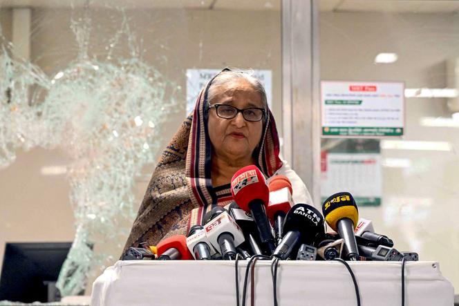 Sheikh Hasina, alors première ministre du Bangladesh, dans une station de métro vandalisée à Mirpur, après des manifestations, le 25&nbsp;juillet&nbsp;2024.