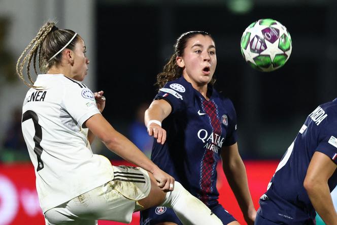 Attaquante du Real Madrid Athenea del Castillo face au milieu du PSG Florianne Jourde lors du match de Ligue des champions féminine, au Campus Paris Saint-Germain, à Poissy, le 16 octobre 2025.