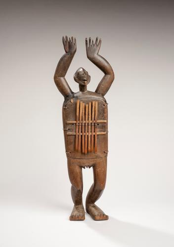 Lamellophone anthropomorphe zandé, République démocratique du Congo (RDC), XIXe, début du XXe siècle (bois et bambou, 61 cm x 15 cm).