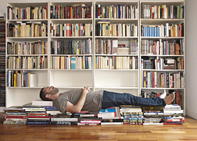 Photo issue de la série « S/T », de  Maria Platero, qui rend hommage aux livres et au lien qui nous unit à eux.