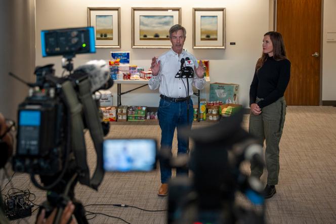 Le directeur général du département des aéroports de Salt Lake City, Bill Wyatt, à l’aéroport international de Salt Lake City (Utah), où une collecte alimentaire a été mise en place pour les employés fédéraux qui ne sont pas rémunérés pendant le shutdown, le 16 octobre 2025.