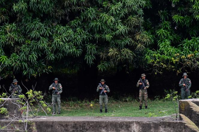 Soldats vénézuéliens patrouillant près du pont Simon Bolivar à la frontière entre la Colombie et le Venezuela, le 16 octobre 2025.