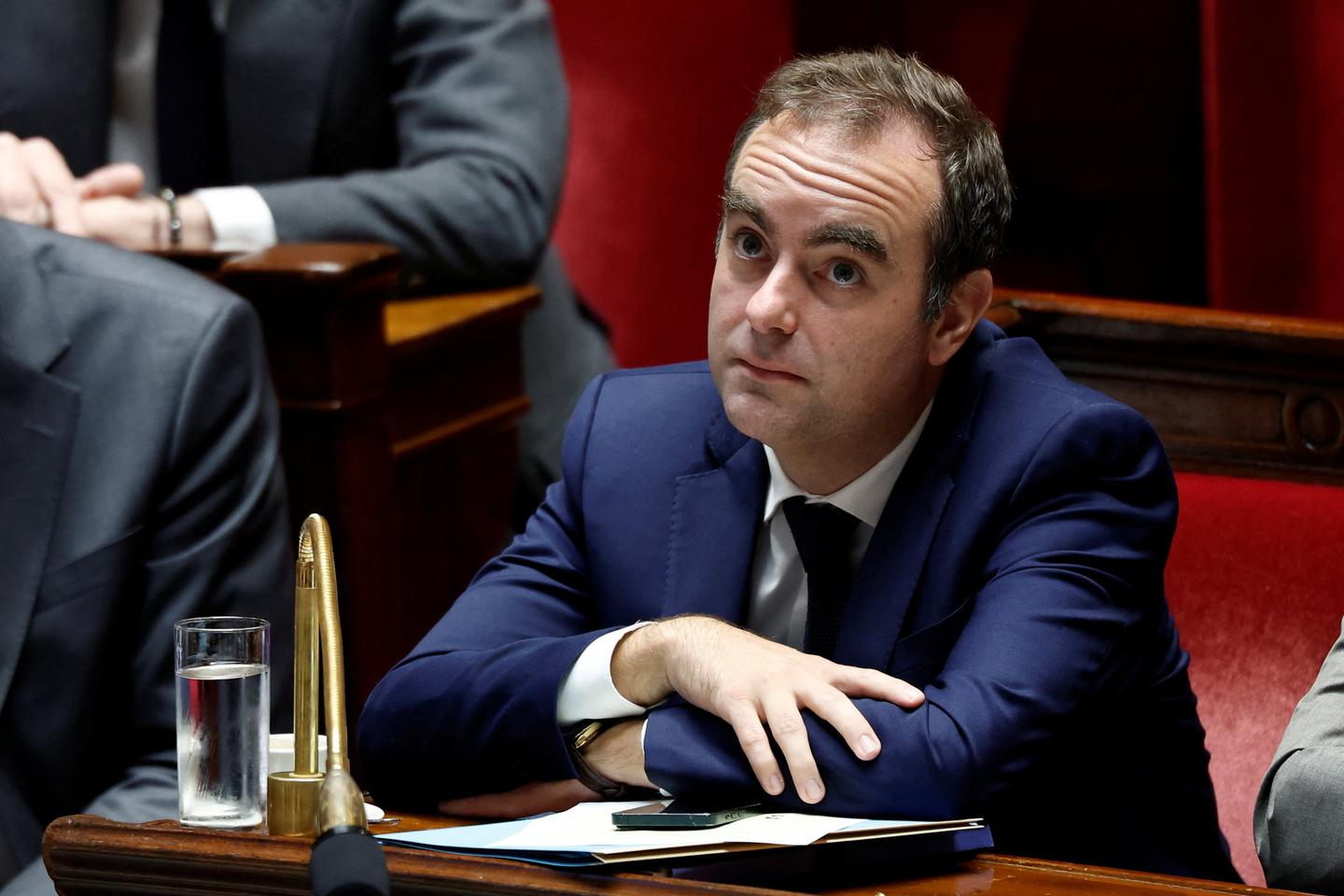 French PM survives no-confidence vote by 18 votes