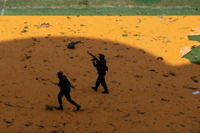 Des policiers kényans patrouillent dans le du stade de Kasarani, à Nairobi, après que des coups de feu et des gaz lacrymogènes ont été tirés lors d’un rassemblement autour du cercueil de Raila Odinga, le 16 octobre 2025,