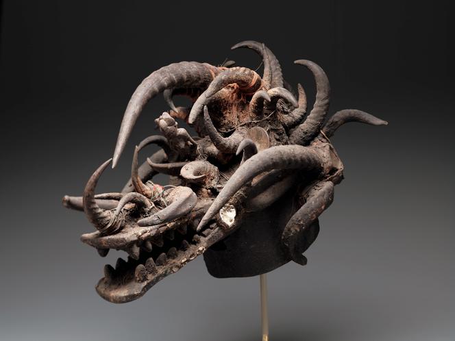 Masque heaume du Komo, sénoufo, Côte d’Ivoire, milieu du XXe siècle (bois, cornes, cauris, verre, miroirs et matières sacrificielles, 43,1 cm x 40,6 cm x 68,5 cm).