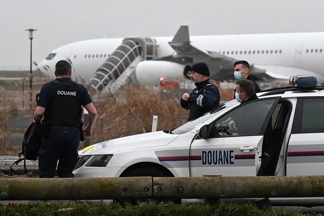 Un Airbus A340 immobilisé sur le tarmac pour suspicion de « traite d’êtres humains », à l’aéroport de Vatry (Champagne-Ardenne), le 25 décembre 2023. 