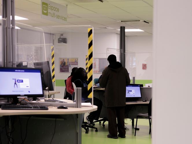Un usager de la caisse d’allocations familiales (CAF) de Rosny-sous-Bois (Seine-Saint-Denis), le 15 octobre 2025.