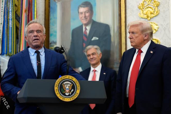Le secrétaire à la santé américain, Robert F. Kennedy Jr, et le président américain, Donald Trump, dans le bureau Ovale de la Maison Blanche, le 16 octobre 2025.