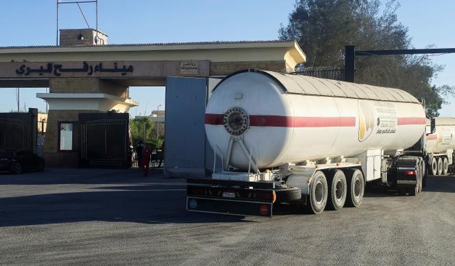 Des camions transportant de l’aide humanitaire font la queue à la frontière de Rafah, du côté égyptien, et entrent dans la bande de Gaza après l’entrée en vigueur d’un cessez-le-feu entre Israël et le Hamas à Gaza, à Rafah, en Egypte, le 16 octobre 2025. 