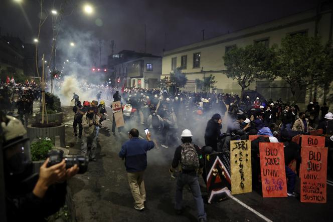Lors d’une manifestation contre la hausse de la criminalité, l’insécurité économique et la corruption, au lendemain de la présentation du nouveau gouvernement par le président José Jeri, à Lima, au Pérou, le 15 octobre 2025. 