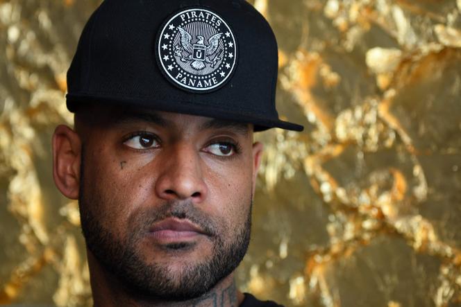 Le rappeur français Booba pose au stade de l’Amitié sino-gabonaise de Libreville, le 13 janvier 2017, au Gabon.