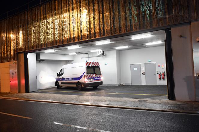Le fourgon cellulaire transportant Seddik Benbahloulil arrive au tribunal de Douai, après son extradition des Etats-Unis, à Douai (Nord), le 20 octobre 2023.