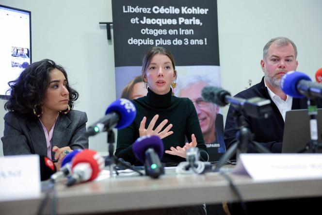 Noémie Kohler (au centre), sœur de Cécile Kohler qui est détenue en Iran depuis 2022, s’exprime aux côtés de ses avocats lors d’une conférence de presse à Paris, le 16 octobre 2025.