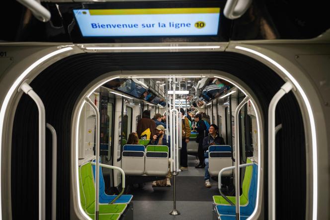 Des usagers dans la nouvelle rame Alstom MF19 de la ligne 10 du métro le jour de son inauguration, à Paris, le 16 octobre 2025.