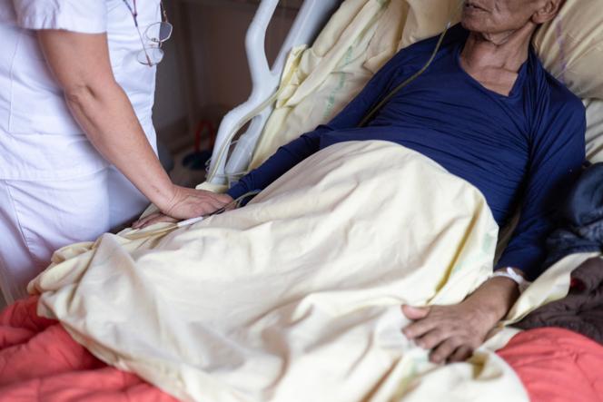 Un patient atteint du cancer, dans l’unité de soins palliatifs de l’hôpital Paul-Brousse AP-HP de Villejuif (Val-de-Marne), le 4 juin 2025.